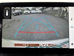 【バックモニター】後ろのカメラの映像をモニターに映し出すことができます！後方の見えない死角や、障害物との距離感をしっかり確認することができます！駐車が苦手な方におすすめです。