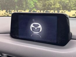 【マツダコネクトナビ】車内の雰囲気にマッチした一体型タイプのナビ。各種車輌設定やBluetooth再生等、様々な機能が楽しめます。直感的なダイヤル操作が可能で、使い勝手も良好です。