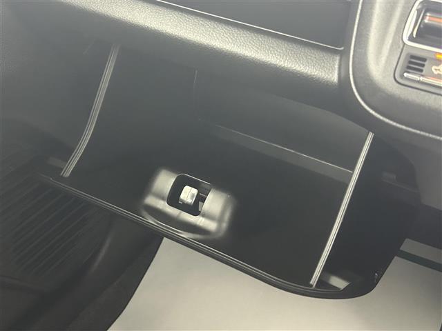 【グローブボックス】車検証ケースや、日頃使う小物類の収納に便利ですね！