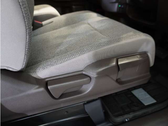【ハイトアジャスター】レバーの上下操作だけで、座面を運転しやすい高さへ簡単に調節できます。
