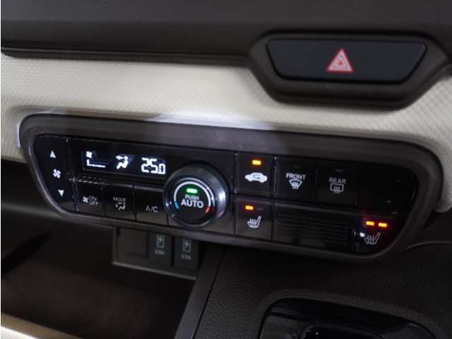 【オートエアコン】温度を設定すれば自動で快適な車内温度を保ちます。エアコン内部の高性能脱臭フィルターで車内のアレルゲンや花粉を除去。