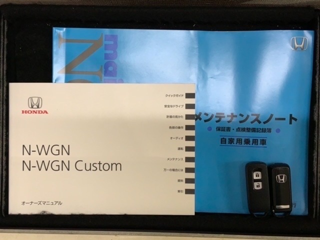スマートキーは鍵をバッグに入れたままでもドアロックの開閉やエンジンのON・OFFができます。夜間や雨の日も鍵を探さなくて良いので便利です。