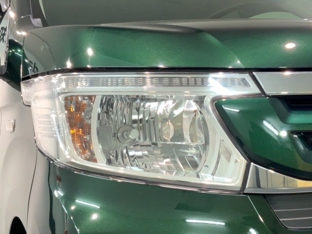LEDヘッドライトは、点灯の瞬間から最大光量を発揮し、突然暗くなるトンネルなどでの安定感を高めます。