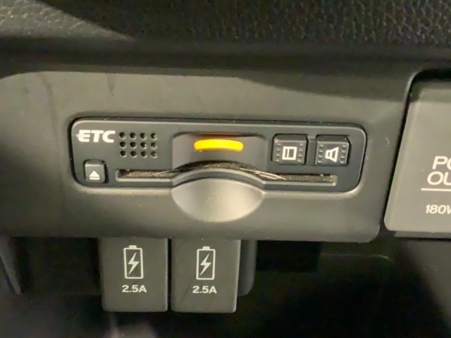 いまや快適なカーライフに欠かせないETCが付いています。