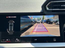 【リヤビューカメラ】車両後方の映像を映し出し、舵角に基づいて計算された経路を画面に示して駐車操作をサポートします。