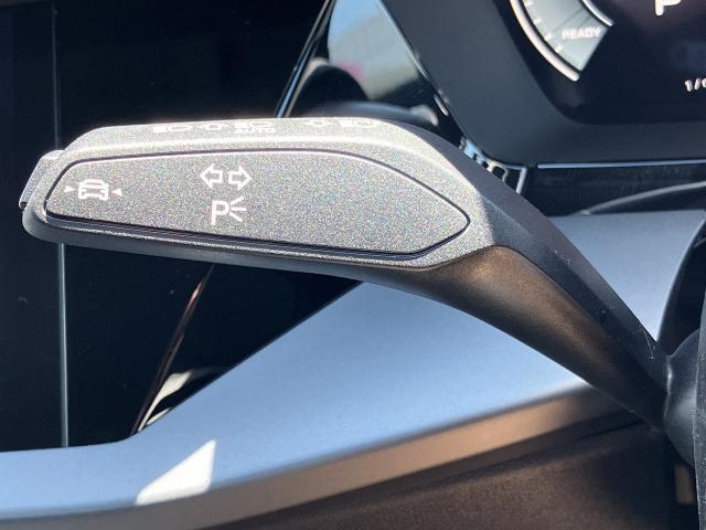 【Audiレーンアシスト】従来の追従クルーズコントロールの機能に加え、レーンをキープし、逸脱しそうな場合は自動的にステアリングを修正します。