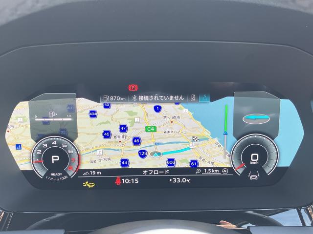 【Audi　バーチャルコックピット】液晶フルデジタルディスプレイにスピードメーター、タコメーター、マップ表示、メディア情報などフレキシブルに表示させるバーチャルコックピットを装備。