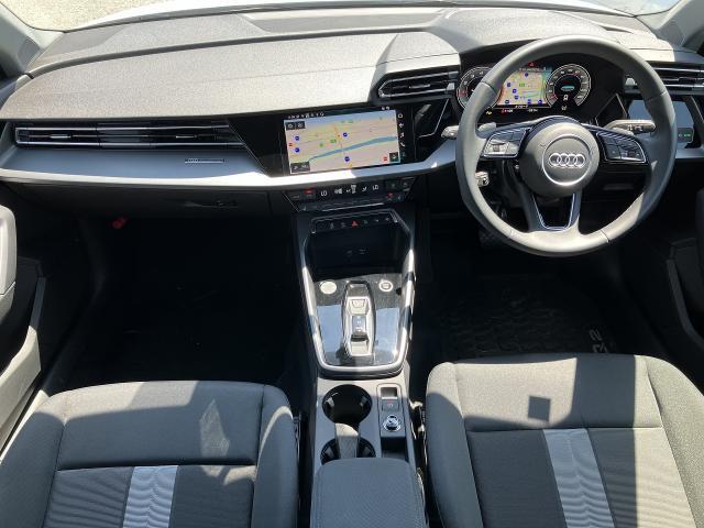 高度な訓練・教育を受けたAudi専門のテクニシャンが、100項目にもおよぶ精密な点検を実施。すべてをクリアしたAudi車だけがあなたのお手元に届けられます。
