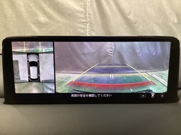 狭い場所での駐車やすれ違いなどでより的確な運転操作に役立つ360°ビューモニターが装備されています。