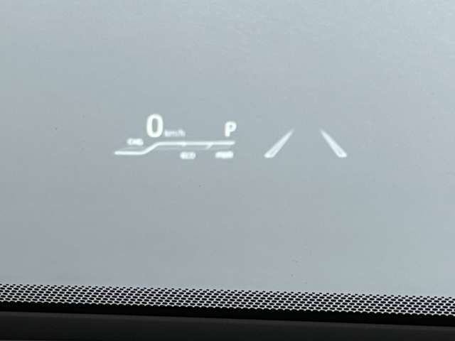 【ヘッドアップディスプレイ】運転中、ドライバーの視線上に必要な情報が表示できるので、視線移動や焦点調節が少なくなり安全運転に役立ちます。