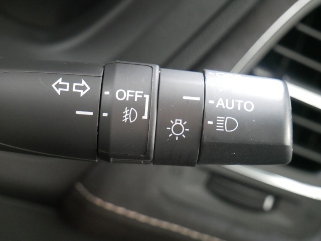【オートライト】車外の明るさに応じて、自動的にライトの点灯・消灯をしてくれます。トンネルが続くような道でも、スイッチを操作する必要がありません。消し忘れの心配もありません。