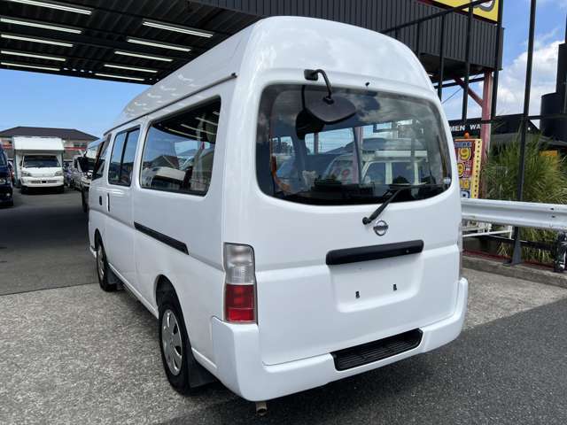 展示までにまずお車を見て頂くために一度は全車、外装も内装も当店スタッフが手作業でクリーニングしております☆ご納車の前にも気持ちよく乗っていただくために再度のクリーニングもしてお渡し致ししております☆