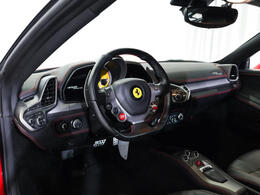 4.5L V8エンジンは570 cvを発揮し、9，000 rpmまで伸びる軽快な吹け上がりと精密なハンドリングが魅力です。