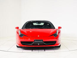 ジアッロモデナのブレーキキャリパーが鮮やかなコントラストを添えています。