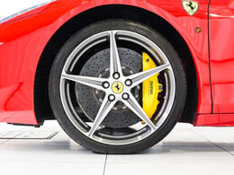 エクステリアは伝統のRosso Corsaに20インチ・ダイヤモンド研磨仕上げ鍛造ホイールを組み合わせ、