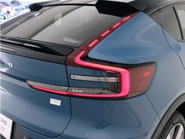 【伝統の縦型テールランプ】LEDテールライトのシーケンシャルインジケーターは内側から外側へ流れるように光ります。より流麗なスタイリングへと変化しても遠くから一目で分かるVOLVOのデザインアイコンです
