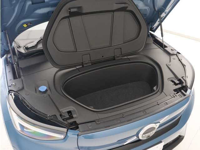 ボルボ初のピュアEVモデル「C40 Recharge」にはエンジンルームがないため、荷物を収納することができます。スリムなルーフラインからは想像もできないほどの積載能力を秘めています。