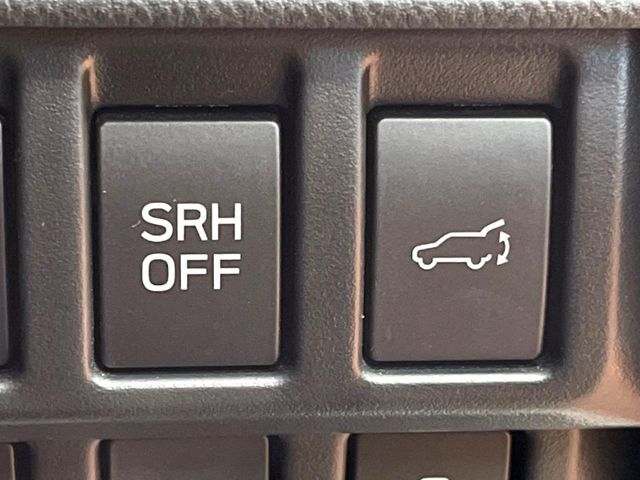 【パワーバックドア】スマートキーや運転席のボタンを押すだけでリアゲートが自動で開閉します！荷物を持っている時や、高い位置にあるバックドアを閉める際に便利な機能です♪