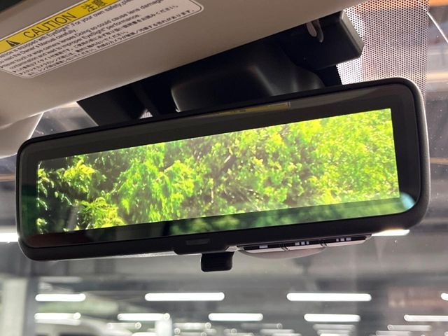 【スマートリヤビューミラー】後席の大きな荷物や同乗者で後方が確認しづらい時でも安心！カメラが撮影した車両後方の映像をルームミラー内に表示。クリアな視界で状況の確認が可能です！