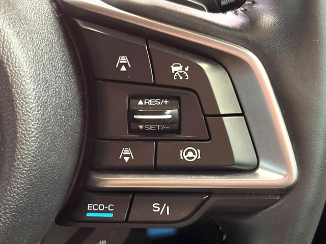 【全車速追従機能付クルーズコントロール】高速道路での長距離走行が楽に！！自動で速度を保つクルーズコントロールが、衝突軽減システムと連携し、前方の車両を感知して車間を保つように速度調節してくれます！！