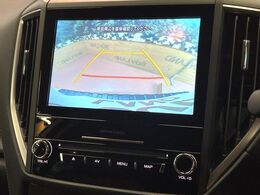 【バックカメラ】駐車時に後方がリアルタイム映像で確認できます。大型商業施設や立体駐車場での駐車時や、夜間のバック時に大活躍！運転スキルに関わらず、今や必須となった装備のひとつです！