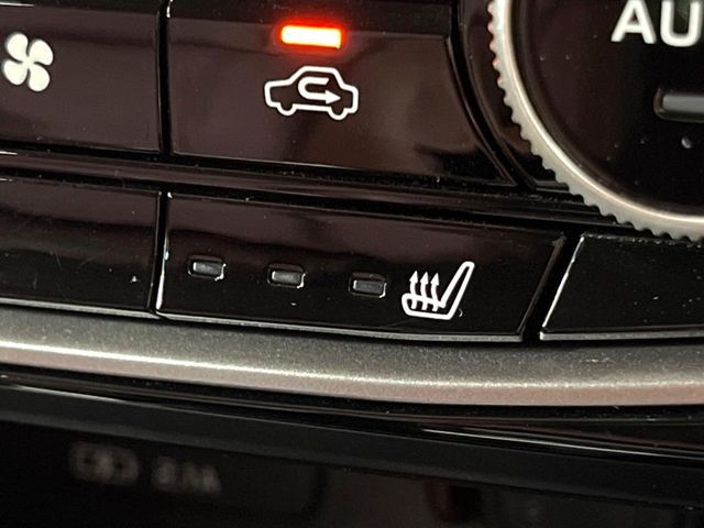 【前席＋後席シートヒーター】寒い日に重宝するシートヒーターを後席にも装備！エアコンより早く温まってくれるので寒がりの人も安心ですね♪エアコンの温風は乾燥するから苦手、という方にもをおすすめです。