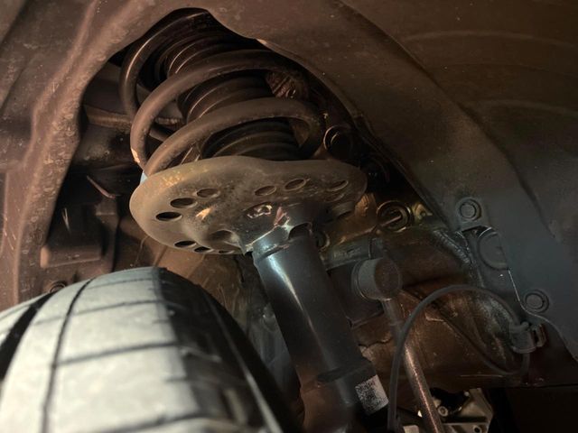 お車を安心してお乗りいただく為には、足回りの定期点検が欠かせません。サービスサポート（有償保証）では無料点検もご提供しており、安心のカーライフをお過ごしいただけるサポート体制が整っています。