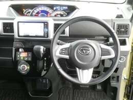 【徹底洗浄クリーニング実施済】運転席からの視界はこんな感じです☆お気軽にご来店いただき、実際に座って是非お確かめください。ドライバーに寄り添う快適な操作フィールをもたらすステアリングです。