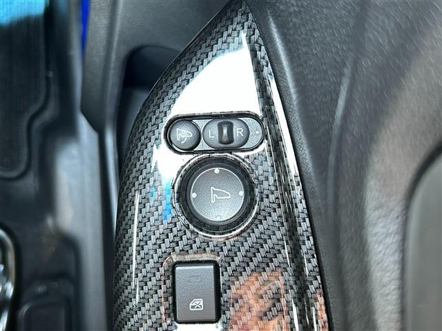 【　電動格納ミラー　】ドライバーの目線に合わせ、ミラーの上下左右調整が可能です。