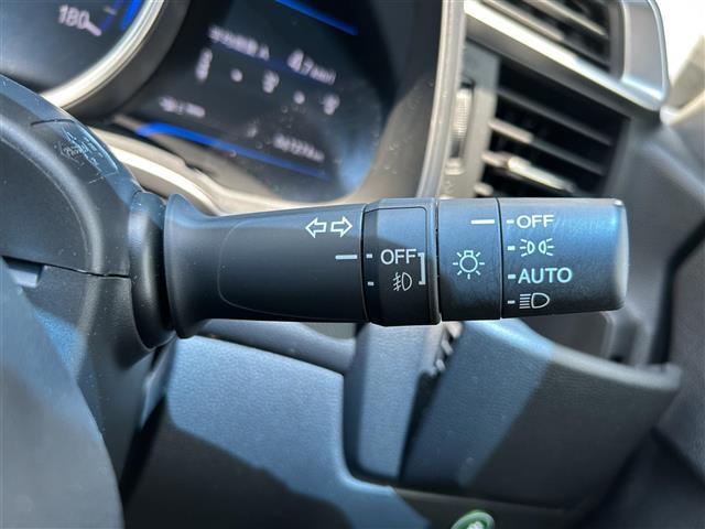 【　オートライト　】オートライトなのでライトの点け忘れを気にすることなく運転が出来ます。