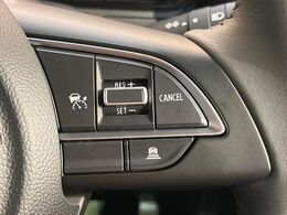 【アダプティブクルーズコントロール】高速道路での長距離走行が楽に！！自動で速度を保つクルーズコントロールが、衝突軽減システムと連携し、前方の車両を感知して車間を保つように速度調節してくれます！！