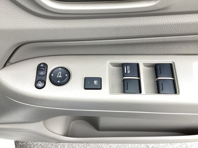 運転席ドアには、電動格納式リモコンドアミラーや、パワーウィンドウマスタースイッチがあります。