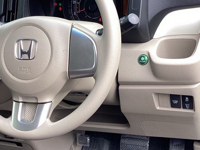 燃費を良くするECON、横滑りを防止するVSA等のスイッチは運転席の右側、手の届きやすい位置にあります。