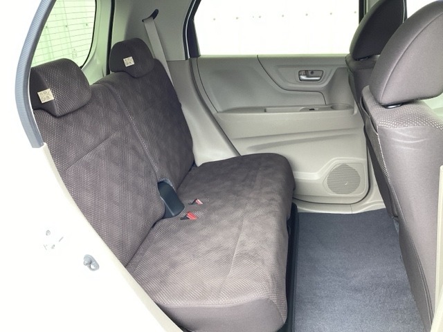 広々リアシートです。不要なときは収納しておけますよ。ラゲッジルームも広がります。