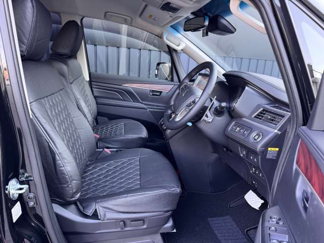 運転席の画像です。運転席・助手席にはシートヒーターがついています