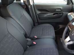 大きなベンチシートで足元もヒロビロ■大型シートで座り心地は快適♪中央にはアームレストが付いてゆったりドライブ♪　シートヒーター（運転席＆助手席）装備(*^-^*)