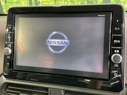 【純正ナビ】人気の純正ナビを装備しております。ナビの使いやすさはもちろん、オーディオ機能も充実！キャンプや旅行はもちろん、通勤や買い物など普段のドライブも楽しくなるはず♪