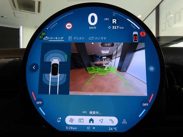 バックカメラの映像は鮮明です。前後の障害物センサーは音と画面上のグラフィックで確認できます。縦列駐車のサポート機能付き