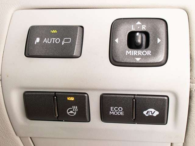 ★使いやすさや安全性を追求したステアリング周り！高級車ゆえにスイッチ類が多いのも特徴ですね！考え尽くされた配置ですぐに使いこなす事が出来ますのでご安心下さい！是非、体感してみて下さい！！