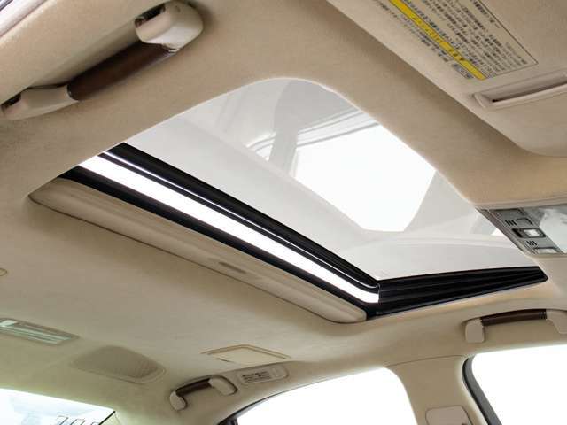 ★人気装備のサンルーフ！様々なドライブシーンで活躍してくれます！！開放感ある車内空間は気持ちがいいですよ！
