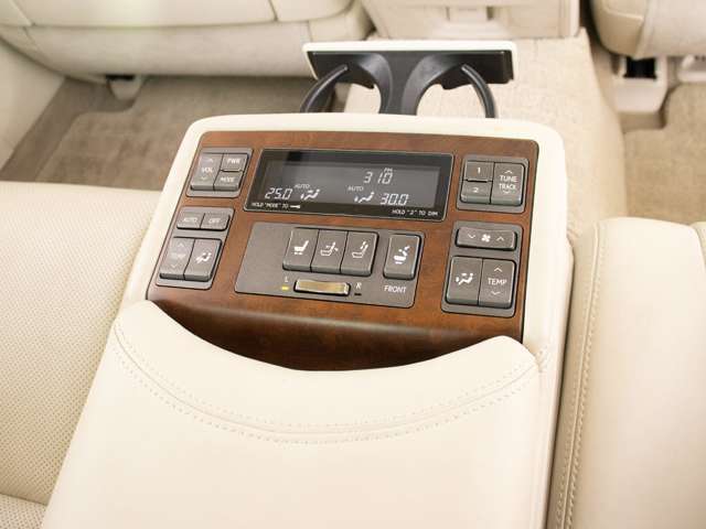 ★後席もVIP装備！後席センターコンソールの画像です！こちらのお車には、後席にもパワーシートが装備されています！更にオーディオなども後席から操作出来るなど豪華！ゲストに喜んで頂ける装備ですね！
