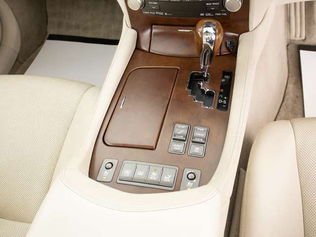 シフト周りです。スッキリとしつつも高級感や操作性を損なわない作りとなって参ります。