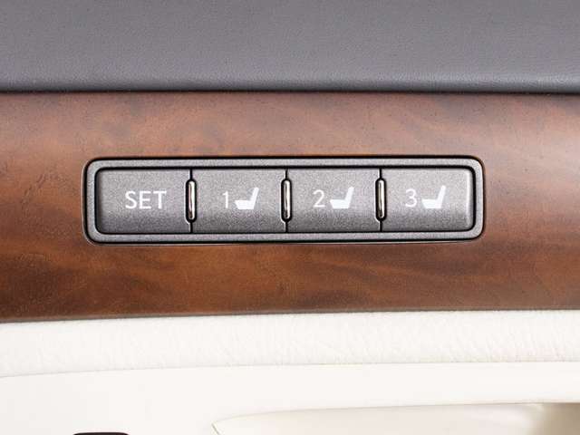 シートメモリー完備！お好きなシートポジションへ！記憶しておけます！