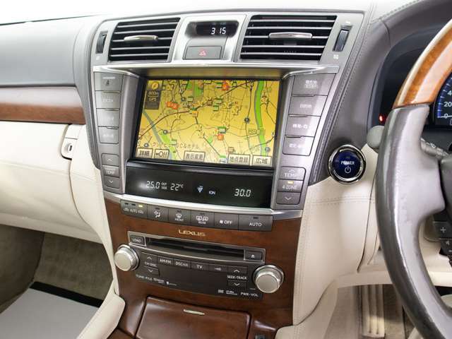 ★使いやすさや安全性を追求したステアリング周り！高級車ゆえにスイッチ類が多いのも特徴ですね！考え尽くされた配置ですぐに使いこなす事が出来ますのでご安心下さい！是非、体感してみて下さい！！