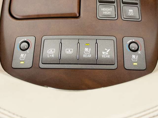 ★快適エアシート＆シートヒーターを装備しています！高級車ならではの装備です！シートが暖まる機能！シートから冷風が出る機能！どちらも付いています！！寒い冬も、暑い夏も快適にご乗車頂けますよ！！