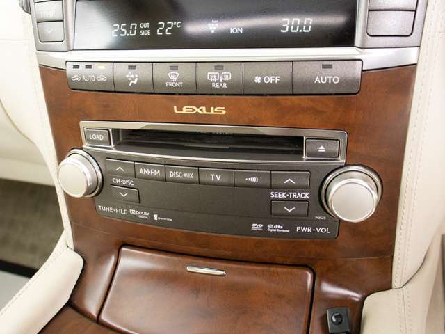 CDはもちろんの事、DVD再生も可能です。フルセグ地デジにも対応しさらにBluetoothにも対応しております