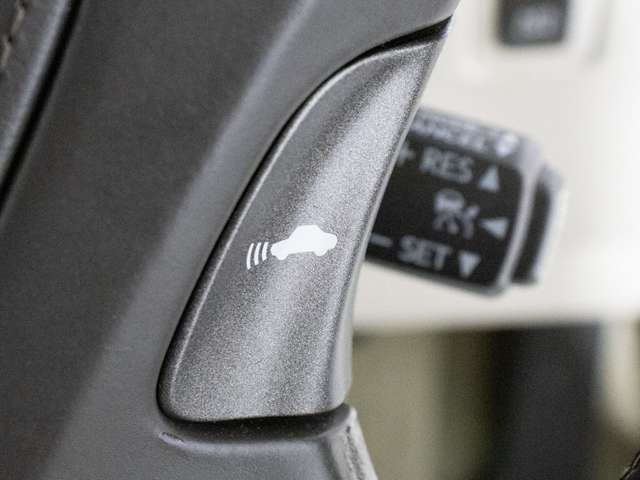 衝突回避支援型プリクラッシュセーフティシステム　前方に出現した障害物に対し警報を発し、ドライバーに警告。同時にブレーキアシストにより衝突回避と速度を軽減します。