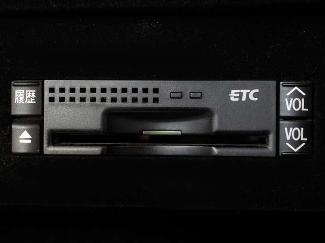 コンソール内一体型のビルトインETC装備！見た目の部分も良いですが、ETCカードの盗難防止になる設置箇所です！料金所の渋滞回避！時間帯・日によって料金の軽減を受けられます！ストレス知らずのドライブ！