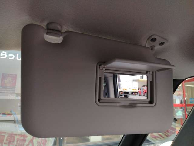 運転席サンバイザーミラー付きです。