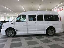 フルサイズバンベースのコンバージョン車は問い合わせが非常に多く人気の車両でございます。